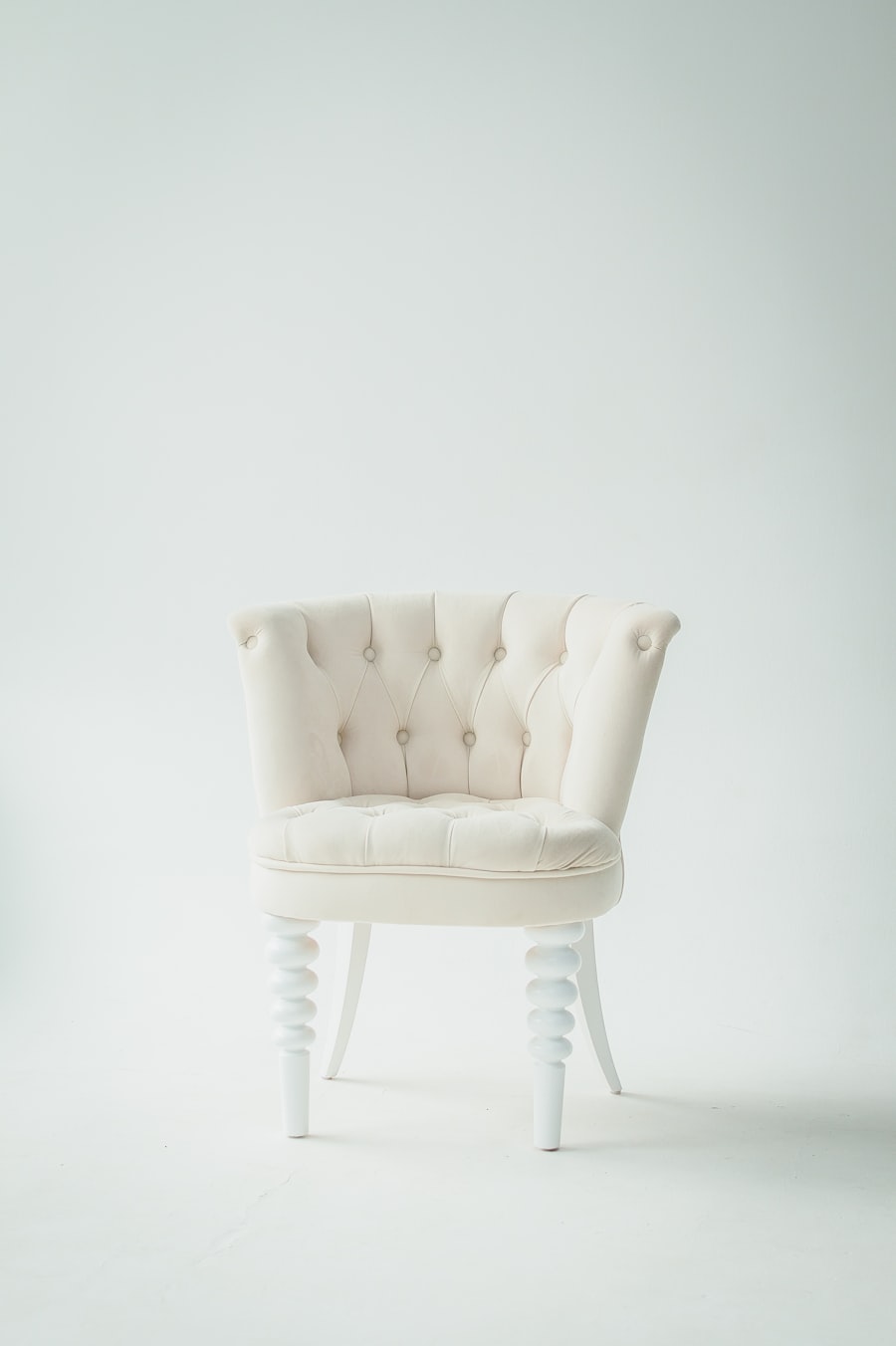 Tufted accent chair
